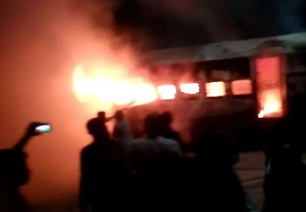 सरयू-यमुना एक्सप्रेस ट्रेन में लगी आग, 3 बोगियां जलकर खाक, बाल-बाल बचे यात्री - fire in Saryu Yamuna express