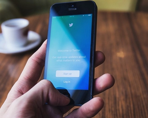 CEO का खाता हैक होने के बाद Twitter ने बंद की Text से ट्वीट करने की सुविधा - Twitter disables tweeting via SMS after CEO gets hacked