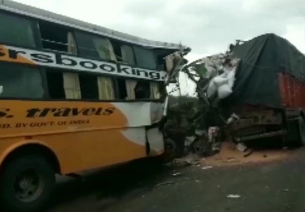 महाराष्‍ट्र के सतारा में भीषण सड़क हादसा, 6 की मौत - Road accident in Satara