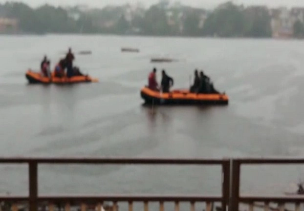 यूपी में यमुना नदी में डूबी नाव, 4 लोगों की मौत, 20 लापता - Boat sinks in Yamuna river in UP, 4 dead, 20 missing