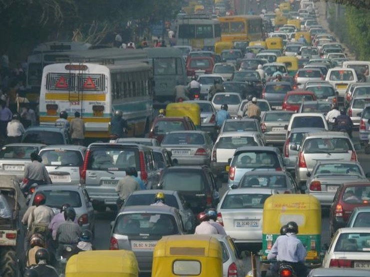 Corona virus | नोएडा एवं दिल्ली की सीमाएं सील, ई पासधारी वाहनों का लगा भारी जाम