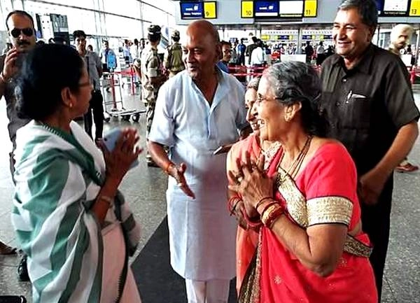 मोदी से मिलने जा रहीं ममता दौड़कर उनकी पत्नी जशोदा बेन से मिलीं - Mamta meets with Modi wife Jasoda ben