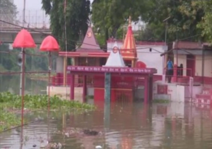 Weather updates : गंगा-यमुना ने ढाया कहर, खतरे के निशान से ऊपर, बाढ़ से 3 लाख लोग प्रभावित