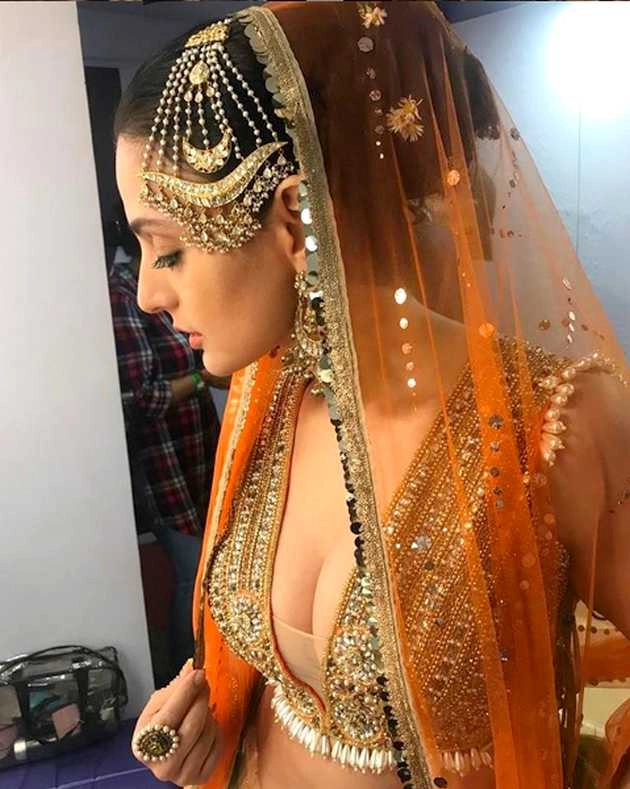 दुल्हन बन रैंप पर उतरीं अमीषा पटेल, हॉट अदाओं से ढाया कहर - amisha patel in bridal look at iifa rocks 2019 hot photos viral