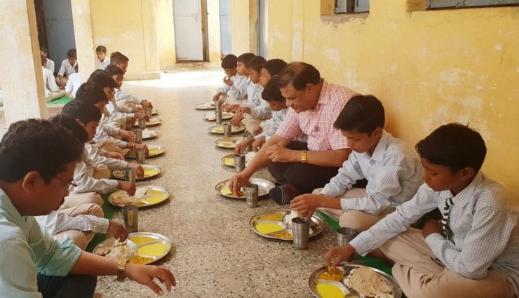 बच्चों के साथ बैठकर किया भोजन रीवा संभाग के कमिश्नर डॉ. अशोक कुमार भार्गव ने