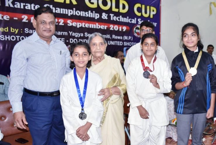 रीवा कमिश्नर डॉ. भार्गव ने कहा, विफलताएं ही सफलता की नींव रखती हैं - Finishing of Karate competition in Rewa