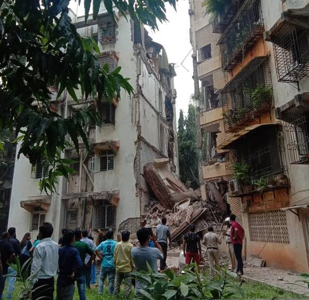 मुंबई में 5 मंजिला इमारत का बड़ा हिस्सा ढहा, मलबे में फंसी मासूम - mumbai portion of 5 storey building collapses in khar
