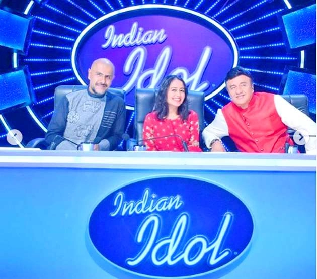 इंडियन आइडल के सेट पर कंटेस्टेंट ने किया नेहा कक्कड़ को जबरदस्ती किस, वीडियो वायरल | indian idol 11 audition a contestant forcefully kiss to neha kakkar video viral