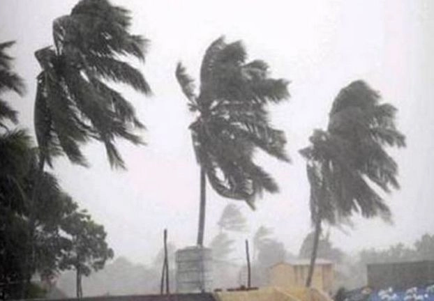 बड़ी खबर, कमजोर पड़ा 'महा' तूफान, गुजरात में 70 से 90 किमी प्रति घंटे की रफ्तार से चलेगी हवा - Cyclone Maha becomes weaker before hitting gujrat coast