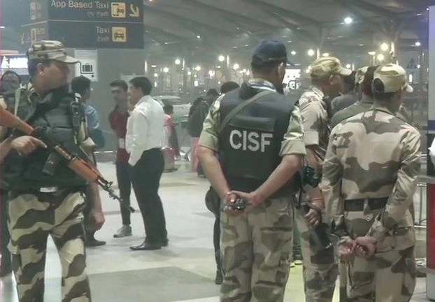 दिल्ली हवाई अड्डे पर संदिग्ध बैग मिलने से हड़कंप, सुरक्षा सख्त - suspicious bag was spotted in the Delhi Airport premises