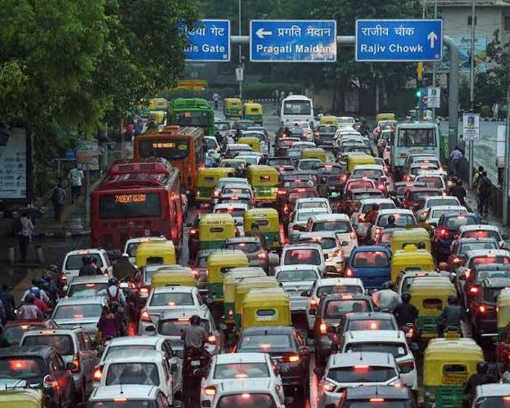 खौफनाक, कार चालक ने पुलिसकर्मी को बोनट पर घसीटा, वाइपर पकड़ कर बचाई जान... - car driver hits Delhi traffic police constable