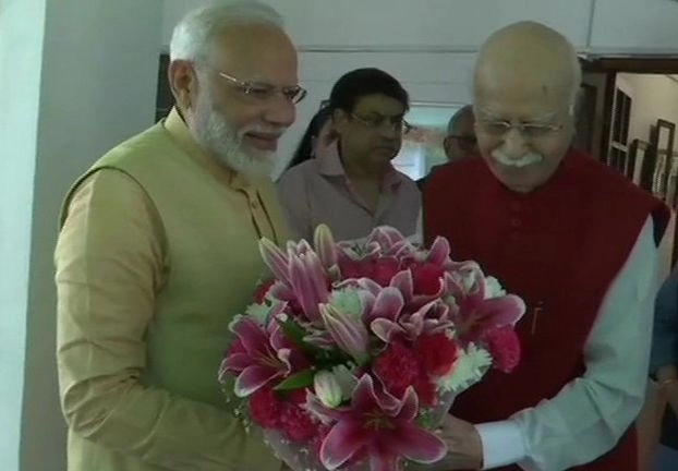 92 साल के हुए लालकृष्‍ण आडवाणी, मोदी बोले- इसलिए याद रखेगा भारत - PM Modi meets LK Advani on his 92nd birthday