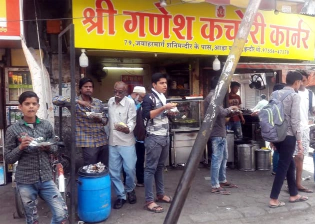 अयोध्या फैसला: इंदौर में धारा 144 के बावजूद कचोरी खाने के लिए उमड़ी भीड़