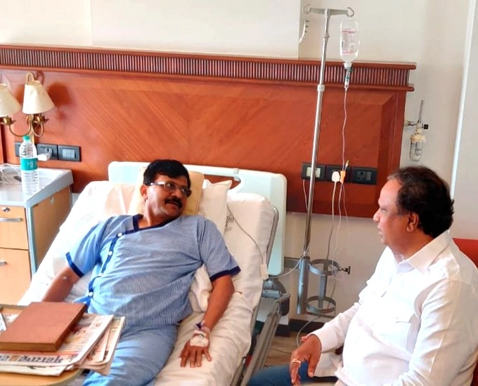इधर दूरियां, उधर अस्पताल में संजय राउत से मिले भाजपा नेता