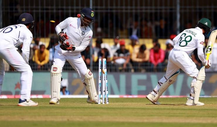 मोमिनुल के अर्धशतक के बावजूद बांग्लादेश दूसरे टेस्ट में भारत के खिलाफ 227 रनों पर सिमटी