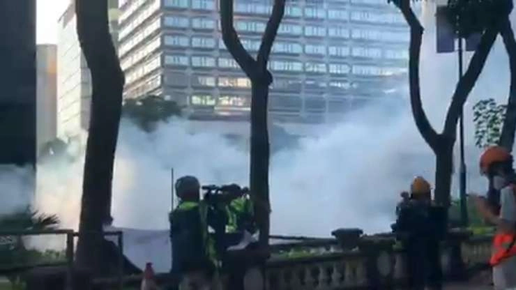 Mutiny in hong kong | चीन के खिलाफ हांगकांग में गदर, विश्वविद्यालय परिसर से पुलिस को दूर रखने के लिए प्रदर्शनकारियों ने लगाई आग