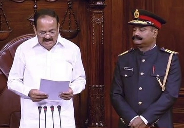 M. Venkaiah Naidu | अब संसद में सेना की वर्दी की तरह नहीं दिखेगी मार्शल्स की ड्रेस