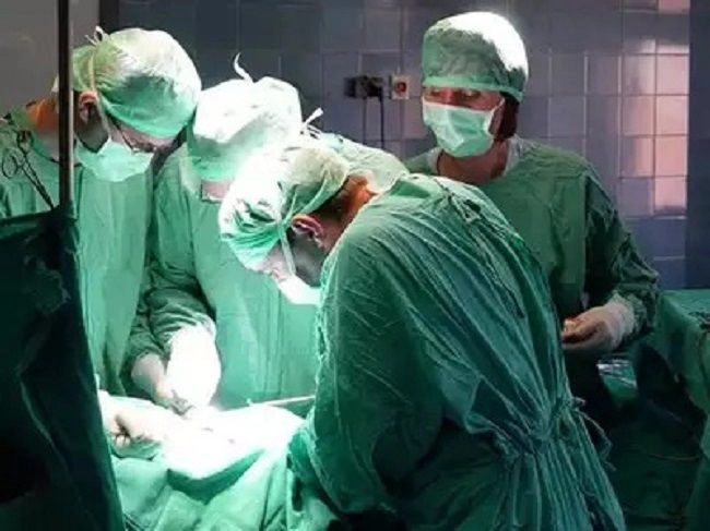 3 घंटे के ऑपरेशन के बाद डॉक्टरों ने महिला के पेट से निकाला 24 किलो का ट्यूमर - 3 hours after the operation yielded 24 kg tumor from a womans stomach
