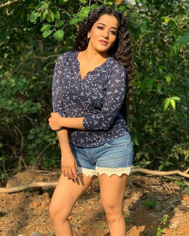 डेनिम शॉर्ट्स में मोनालिसा ने लगाया हॉटनेस का तड़का, सोशल मीडिया पर छाई ये तस्वीरें - bhojpuri actress monalisa hot photosoot viral on social media