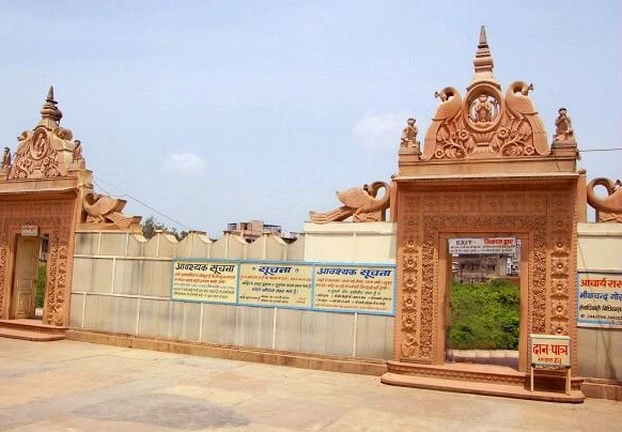 क्या इस मंदिर के दरवाजे खुद-ब-खुद खुलते और बंद होते हैं? जानिए 5 रहस्य - vrindavan nidhivan mandir