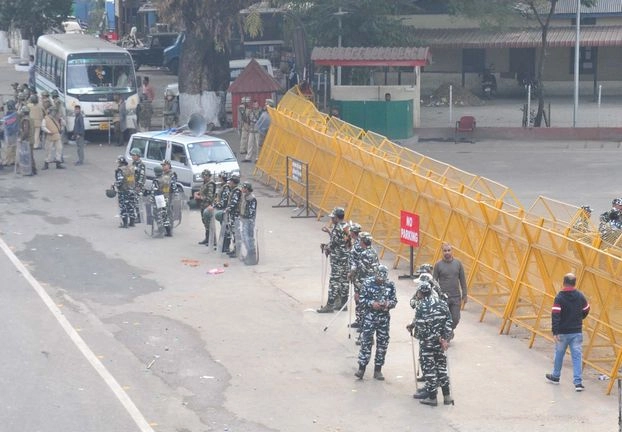 असम में CAB पर बवाल, सेना ने भीड़ से रेल यात्रियों को बचाया - CAB Protest : army saves Railway Passengers from crowd in Assam