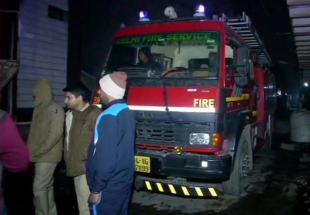 दिल्ली के किराड़ी में कपड़े में गोदाम में भीषण आग, 9 लोगों की मौत - fire in Delhi cloth godown, 9 kills