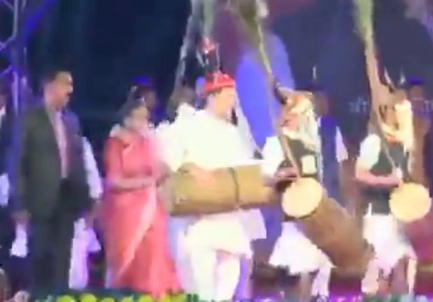 आदिवासियों के बीच जमकर थिरके कांग्रेस नेता राहुल गांधी (वीडियो) - Rahul gandhi  traditional dance