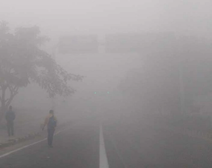 कोहरे के कारण बड़ा हादसा, नाले में कार गिरने से 6 लोगों की मौत, 5 घायल - dense fog in delhi ncr visibility gone down to zero road accident killed 6 in greater noida