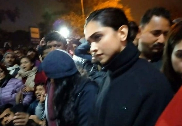 JNU protest में दीपिका पादुकोण, क्या होगा 'छपाक' पर असर... - Deepika Padukone joins JNU students during protest
