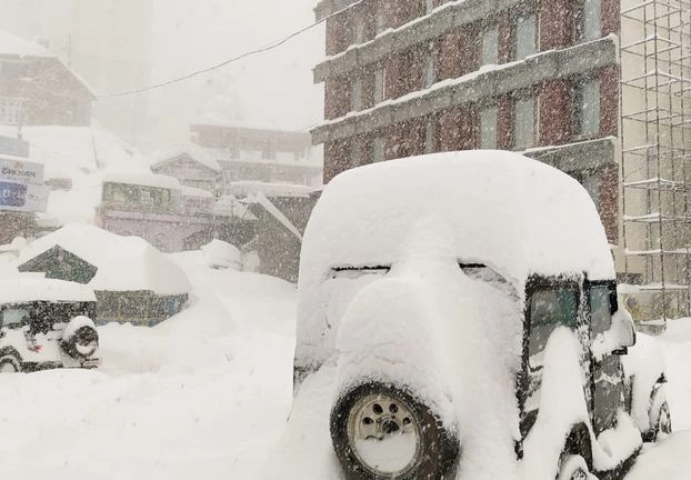 हिमाचल प्रदेश में भारी बर्फबारी से लोग परेशान, पुलिस ने बचाई 43 पर्यटकों की जान - Heavy snowfall in Himachal Pradesh, Police saves 43 tourists