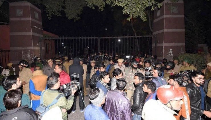 JNU violence | हिंसा के विरोध में JNU के छात्रों का मार्च, VC को हटाने की मांग