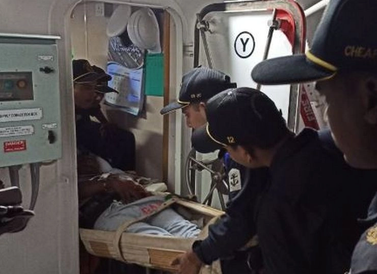 गुजरात : तटरक्षक ने म्यांमार के बीमार आदमी को जहाज से बचाया