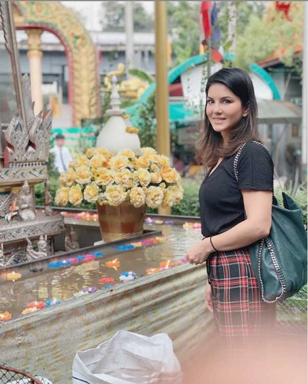 थाइलैंड के बौद्ध मंदिर पहुंचीं सनी लियोनी, शेयर की खूबसूरत तस्वीरें - sunny leone enjoys vacation in thailand shares photos