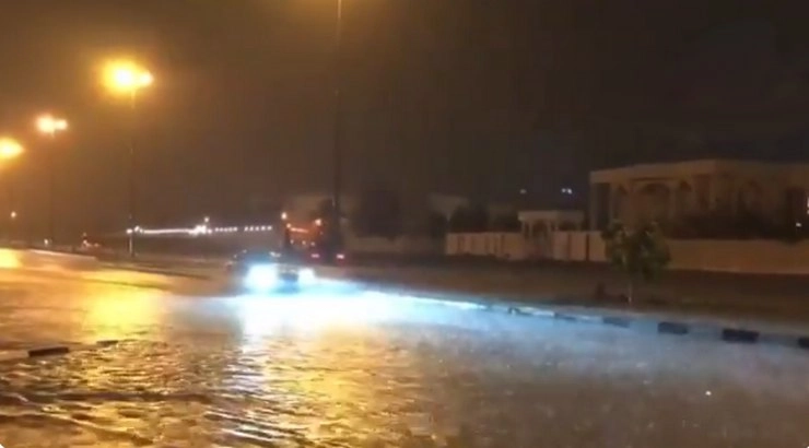 दुबई में भारी बारिश, बाढ़ में डूबे शहर के कई हिस्‍से - Heavy rains in Dubai, many parts of the city submerged in floods
