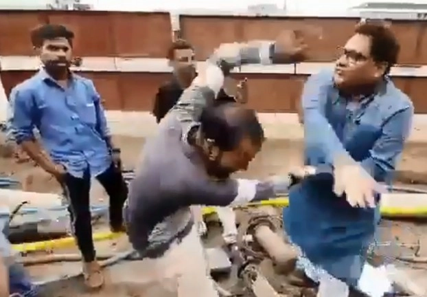 मंत्री के भाई ने मजदूरों को पीटा, वीडियो वायरल - Minister brother beats labour in Maharashtra