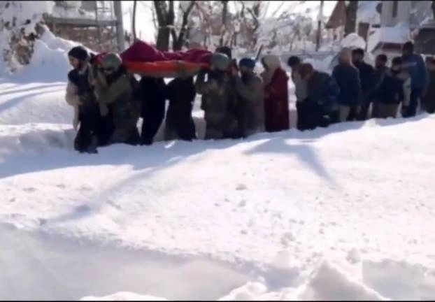 साहस को सलाम, 4 घंटे तक बर्फ में चलकर 100 जवानों ने गर्भवती महिला को पहुंचाया अस्पताल - During heavy snowfall 100 soldiers carries women to hospital