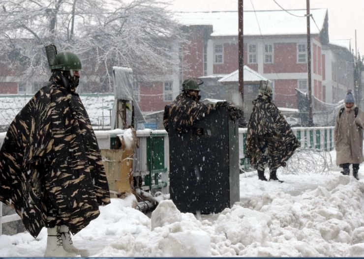 कड़ाके की ठंड में सैनिक LOC पर लिख रहे हैं वीरता की दास्तां - jammu kashimr cold :  from soldiers deployed on LOC to dal lake