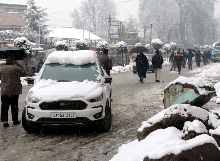 जम्मू कश्मीर में भारी बर्फबारी, सड़क पर 3 फुट बर्फ, बंद हो सकती है मुगल रोड