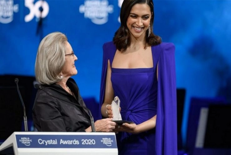 बॉलीवुड अभिनेत्री दीपिका पादुकोण वर्ल्ड इकोनॉमिक फोरम में 'क्रिस्टल अवॉर्ड' से सम्मानित - Deepika Padukone conferred 'Crystal Award' at World Economic Forum