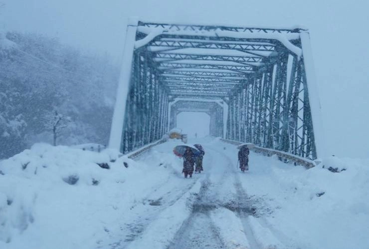 Weather Update :हिमाचल में बर्फबारी और बारिश का सितम जारी, 4 राष्ट्रीय राजमार्गों समेत 645 सड़कें बंद