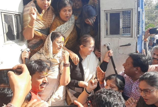 इंदौर में भाजपा का प्रदर्शन, पूर्व लोकसभा अध्यक्ष, महापौर गिरफ्तार - BJP protest in Indore, Ex Loksabha speaker arrested