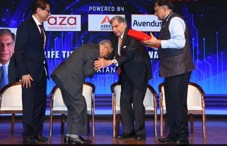 नारायण मूर्ति ने रतन टाटा से पैर छूकर लिया आशीर्वाद, सोशल मीडिया पर वायरल हुई फोटो - narayana murthy touches the feet of ratan tata photo goes viral on social media