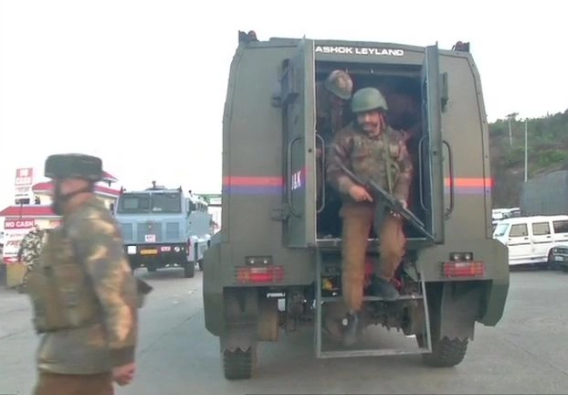 ट्रक में छिपे आतंकियों से जम्मू-श्रीनगर हाईवे पर मुठभेड़, 3 आतंकी ढेर