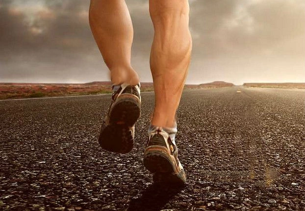 सेहत के लिए दौड़ना सही या पैदल चलना, दोनों के 5 फायदे