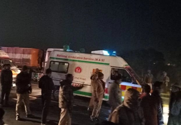 आगरा-लखनऊ एक्सप्रेस वे पर बड़ा हादसा, खड़े ट्रक से टकराई स्लीपर बस, 13 की मौत - Bus collided with Truck on Agra lucknow express way