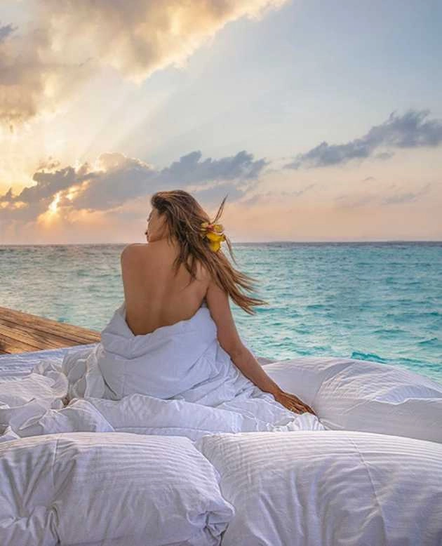 मालदीव में वेकेशन इंजॉय कर रहीं मौनी रॉय, बोल्ड तस्वीरें हुईं वायरल - mouni roy bold photos of maldives vacation viral on social media
