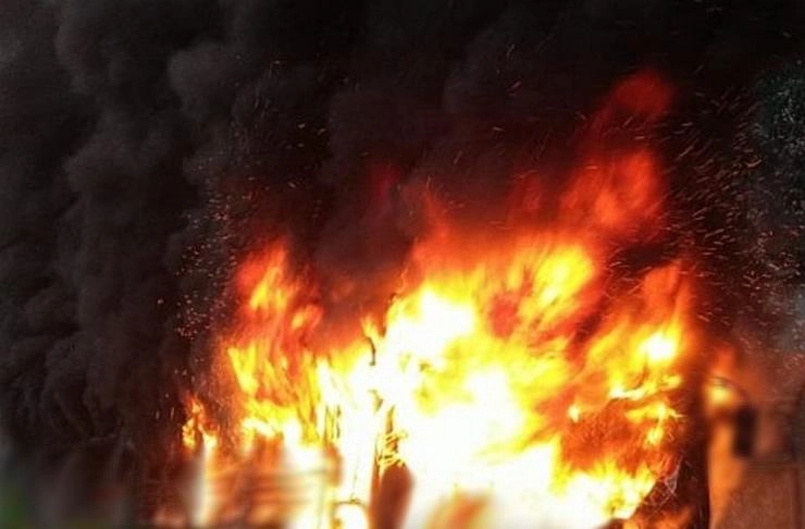 Fire in a shoe factory | दिल्ली के केशवपुरम में जूता फैक्टरी में लगी आग, कोई हताहत नहीं