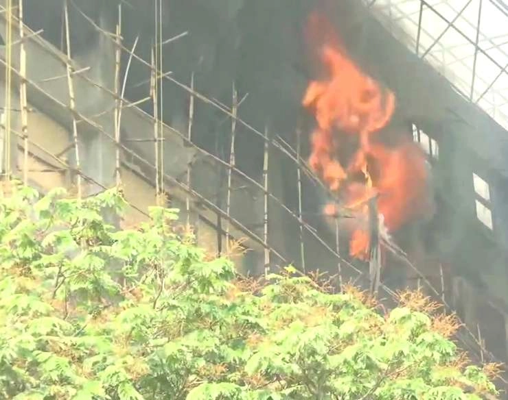 मुंबई के GST भवन में भीषण आग - Massive fire breaks out at GST Bhavan in Mumbais Byculla area