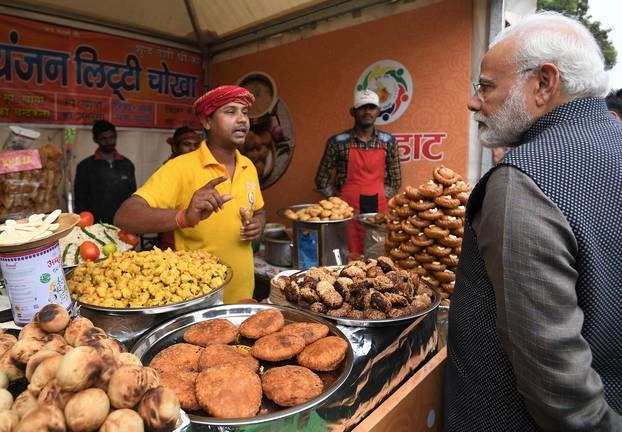 हुनर हाट में छा गए पीएम मोदी, लिट्टी-चोखा खाया, कुल्हड़ में पी चाय - PM Modi eats Litti Chokha in Hunar Haat, drinks tea