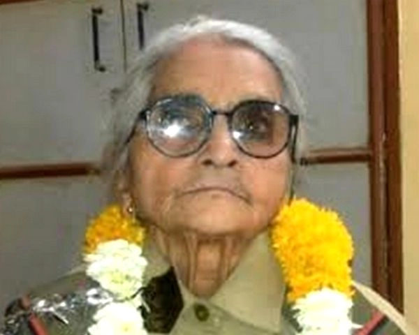 नहीं रही ट्रैफिक वार्डन निर्मला पाठक, 80 साल की उम्र में ट्रैफिक संभालने पर शाहरुख खान ने कहा था 'इंदौर की दादी' - Traffic Warden Nirmala Pathak  passed away